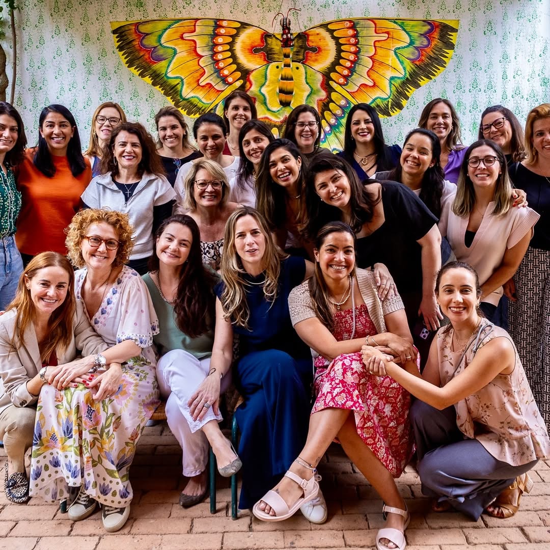 Suzana Cunha reunida com participantes em um encontro
