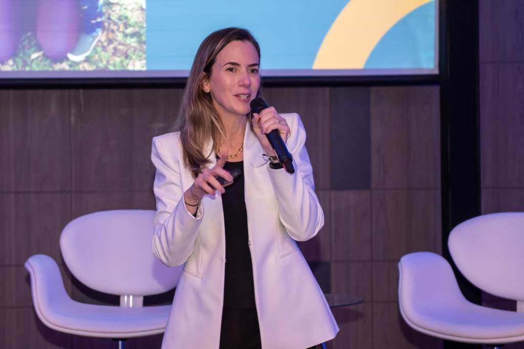 Suzana Cunha durante uma palestra
